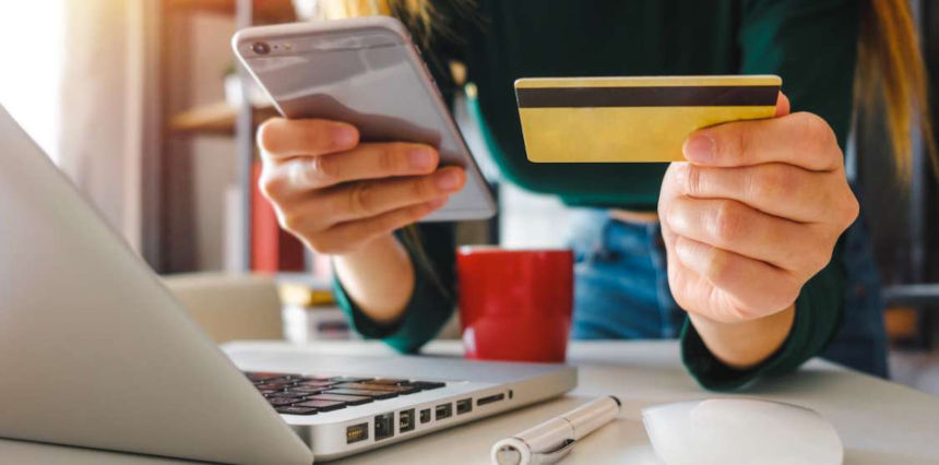 Mädchen bezahlt per Handy